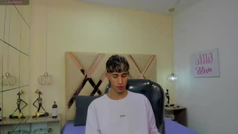 FER PHOENIX online show from 10-31-25, 03:18