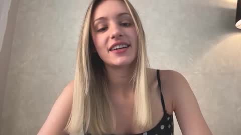 Snapshot of fflloowweerr chatting on 11-17-25, 07:14 Lisa online show from 11-17-25, 07:14