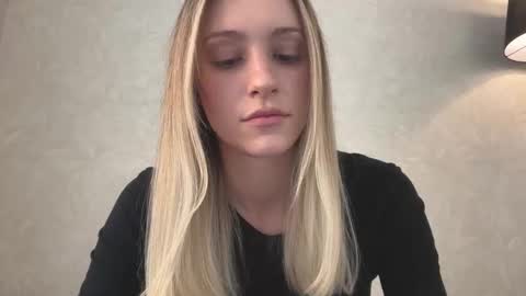 Snapshot of fflloowweerr chatting on 11-19-25, 07:30 Lisa online show from 11-19-25, 07:30