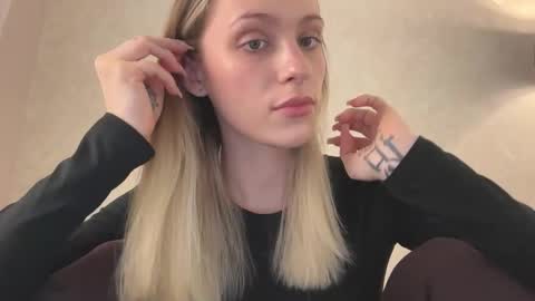 Snapshot of fflloowweerr chatting on 11-28-25, 08:17 Lisa online show from 11-28-25, 08:17