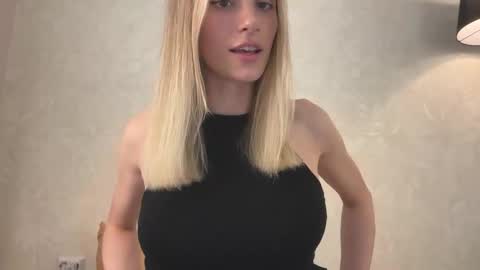 Snapshot of fflloowweerr chatting on 12-03-25, 07:27 Lisa online show from 12-03-25, 07:27