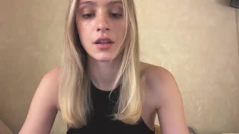 Snapshot of fflloowweerr chatting on 12-15-25, 11:36 Lisa online show from 12-15-25, 11:36