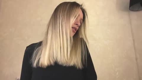 Snapshot of fflloowweerr chatting on 12-19-25, 09:27 Lisa online show from 12-19-25, 09:27