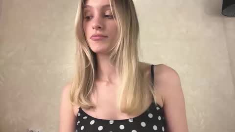 Snapshot of fflloowweerr chatting on 01-12-26, 01:49 Lisa online show from 01-12-26, 01:49