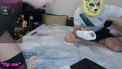 Snapshot of fialka42 chatting on 12-19-24, 08:02 Alex33 Julia30 online show from 12-19-24, 08:02