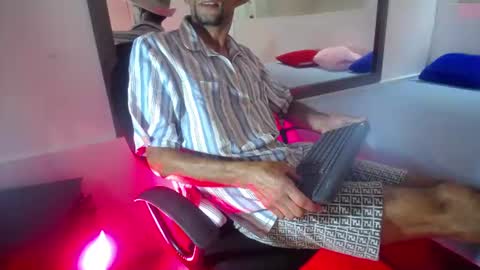 Snapshot of fido_bedoya chatting on 06-17-26, 03:31 Fido0 slim online show from 06-17-26, 03:31