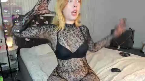 Snapshot of fieryfeline chatting on 09-12-25, 11:04 Filla online show from 09-12-25, 11:04
