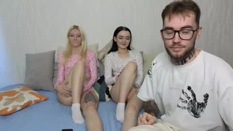 Snapshot of first_day_ chatting on 09-18-25, 03:30 ALICESTEVEVECTOR pvt open online show from 09-18-25, 03:30