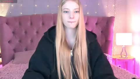 Mia online show from 09-19-25, 09:37