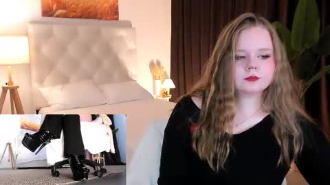 Snapshot of footfetish_baby chatting on 09-16-25, 12:33 Molly online show from 09-16-25, 12:33