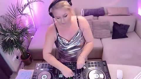 Snapshot of forbiddenkitty chatting on 11-04-25, 09:47 Forbidden Kitty online show from 11-04-25, 09:47