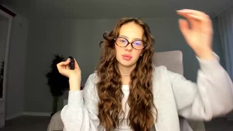 Snapshot of fox_beauty chatting on 10-13-25, 12:43 Kira online show from 10-13-25, 12:43