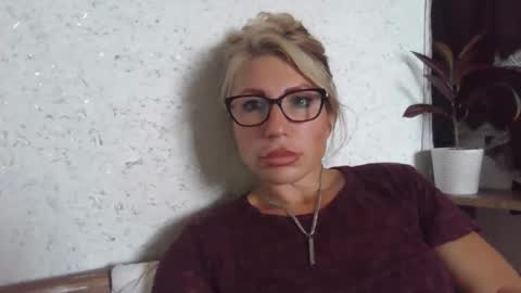 fox_red_lady7 online show from 09-23-25, 09:23