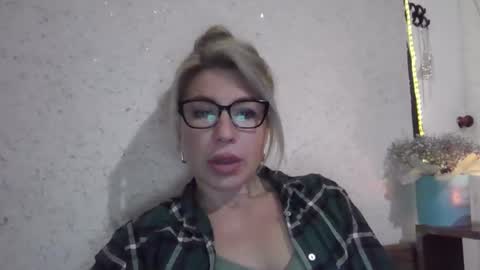 fox_red_lady7 online show from 01-14-26, 04:23