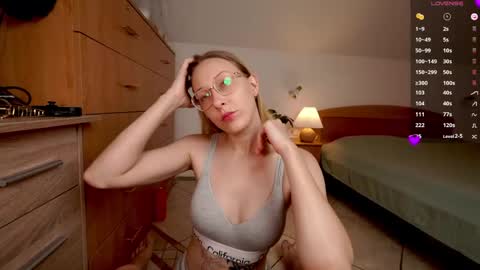 Snapshot of foxeslovefoxes chatting on 05-26-26, 10:00 CUSTOM PHOTOS AND VIDEOS - online show from 05-26-26, 10:00