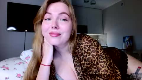 Snapshot of foxxycindy chatting on 08-06-26, 08:33 Cindy online show from 08-06-26, 08:33