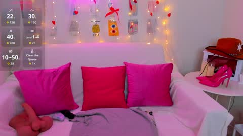 Snapshot of foxy_ginger_ chatting on 05-18-26, 01:35 Angelica online show from 05-18-26, 01:35