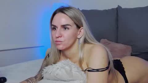 Snapshot of foxy_kimmi chatting on 11-29-25, 07:00 Foxy Kimmi online show from 11-29-25, 07:00