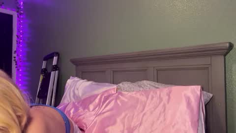 Snapshot of foxyroxie777 chatting on 09-17-25, 06:37 roxie online show from 09-17-25, 06:37