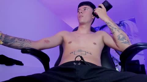 Snapshot of fran_boy_ chatting on 09-16-25, 02:45 Fran online show from 09-16-25, 02:45
