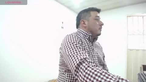 Snapshot of francoisroy chatting on 04-29-26, 05:30 Juan online show from 04-29-26, 05:30