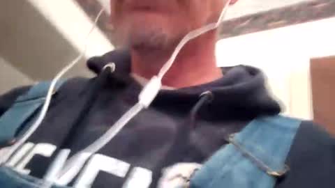 Snapshot of frankieblueeyes4u chatting on 04-07-26, 02:34 Famous Blue Eyes online show from 04-07-26, 02:34