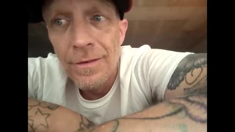 Snapshot of frankieblueeyes4u chatting on 04-12-26, 01:49 Famous Blue Eyes online show from 04-12-26, 01:49