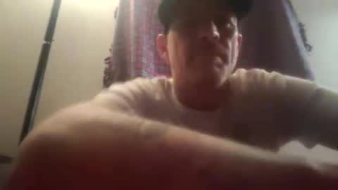 Snapshot of frankieblueeyes4u chatting on 05-10-26, 11:26 Famous Blue Eyes online show from 05-10-26, 11:26