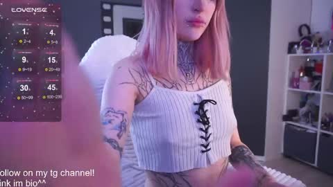 Snapshot of fraulein_mooon chatting on 05-15-26, 06:26 Asya UwU online show from 05-15-26, 06:26