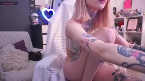Snapshot of fraulein_mooon chatting on 05-29-26, 09:24 Asya UwU online show from 05-29-26, 09:24