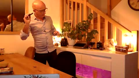 Snapshot of frenchdaddylove chatting on 06-02-26, 06:43 Frenchdaddylove online show from 06-02-26, 06:43