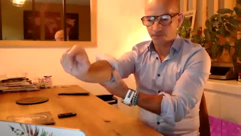 Snapshot of frenchdaddylove chatting on 06-08-26, 05:46 Frenchdaddylove online show from 06-08-26, 05:46