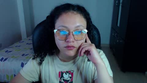 Snapshot of freud_x_louise1 chatting on 01-23-25, 06:39 Louise  online show from 01-23-25, 06:39