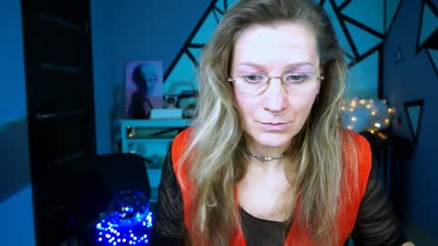 Snapshot of fridatander chatting on 12-26-24, 09:11 Frida Tander online show from 12-26-24, 09:11