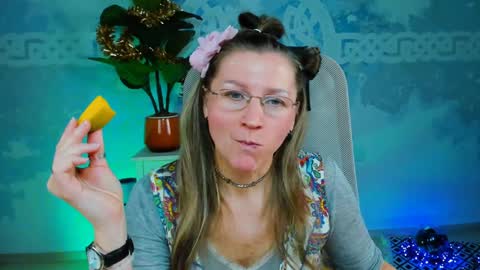 Snapshot of fridatander chatting on 01-03-25, 09:15 Frida Tander online show from 01-03-25, 09:15