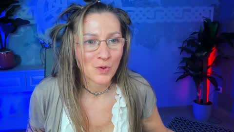 Snapshot of fridatander chatting on 02-03-25, 03:17 Frida Tander online show from 02-03-25, 03:17