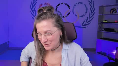 Snapshot of fridatander chatting on 02-09-25, 01:14 Frida Tander online show from 02-09-25, 01:14