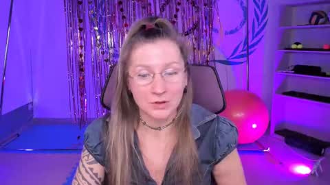 Snapshot of fridatander chatting on 02-20-25, 12:15 Frida Tander online show from 02-20-25, 12:15