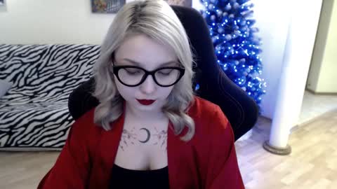 Snapshot of fromsun_forsoul chatting on 12-18-24, 06:10 Lilith online show from 12-18-24, 06:10