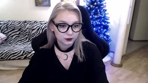 Snapshot of fromsun_forsoul chatting on 12-23-24, 05:28 Lilith online show from 12-23-24, 05:28