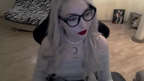 Snapshot of fromsun_forsoul chatting on 10-12-25, 04:06 Lilith online show from 10-12-25, 04:06