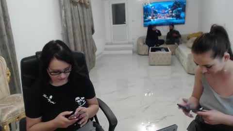 Snapshot of fuckable_one chatting on 12-01-24, 04:29 Angelique online show from 12-01-24, 04:29