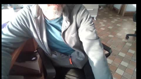 Bruchus online show from 11-26-25, 06:03