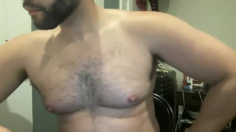 Snapshot of fuckyeahcoach chatting on 01-05-25, 01:35 Muscle Bear Jock in Training online show from 01-05-25, 01:35
