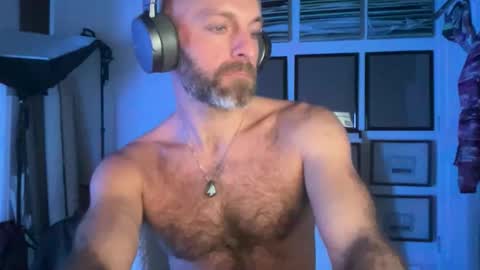 Snapshot of fuhzee chatting on 11-18-25, 11:37 FuhZee online show from 11-18-25, 11:37