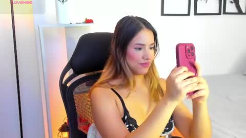 Snapshot of gabriella__tom chatting on 07-11-26, 08:33 Gabriella online show from 07-11-26, 08:33