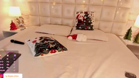 Snapshot of gaby_blaze chatting on 12-23-24, 11:49 Gaby Blaze online show from 12-23-24, 11:49