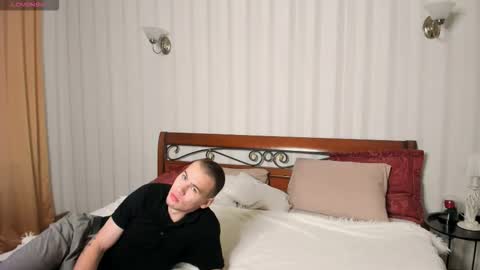 Snapshot of garden_of_eden_ chatting on 10-08-25, 04:32 Max and Eva online show from 10-08-25, 04:32