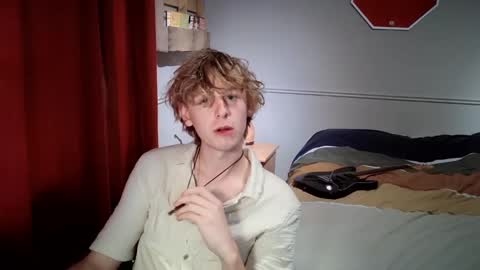 Snapshot of gayblondboy chatting on 10-26-25, 07:31 gayblondboy online show from 10-26-25, 07:31