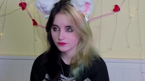 Snapshot of gemmafulwood chatting on 11-11-25, 06:08 Ilona online show from 11-11-25, 06:08